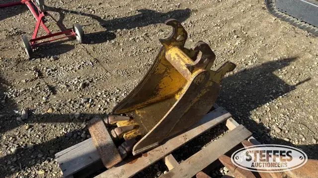 Deere 10" bucket