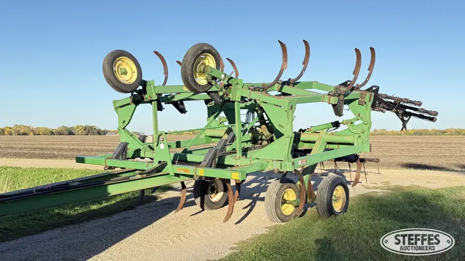 John Deere 680 Chisel Plow