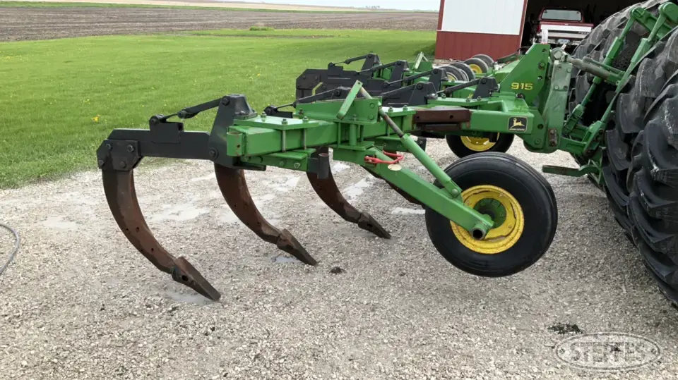 John Deere 915 Ripper