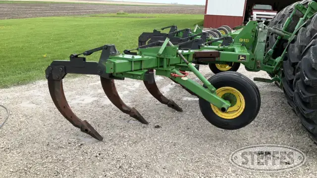 John Deere 915