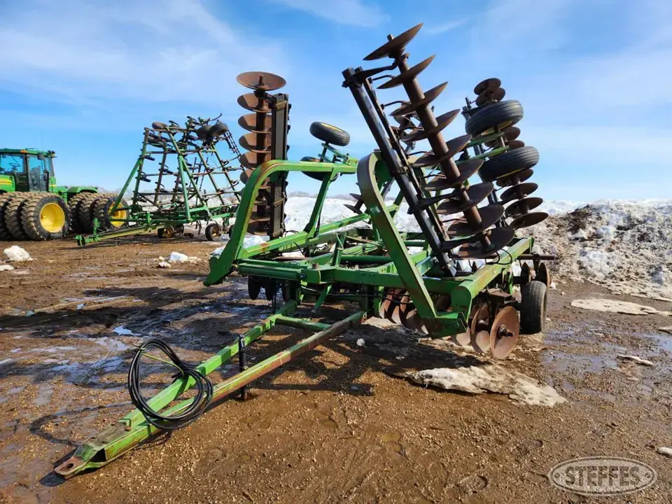 John Deere 335 Disc