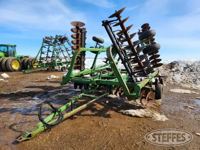 John Deere 335