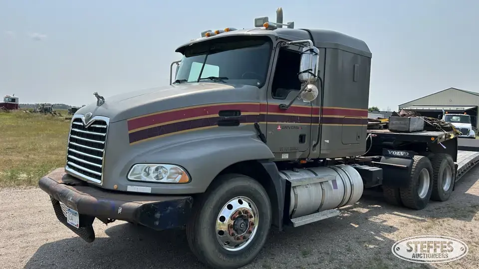 2007 Mack 600 Conventional Truck with Sleeper