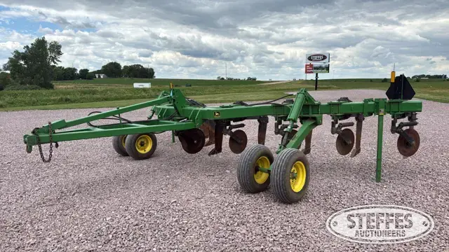 John Deere 915
