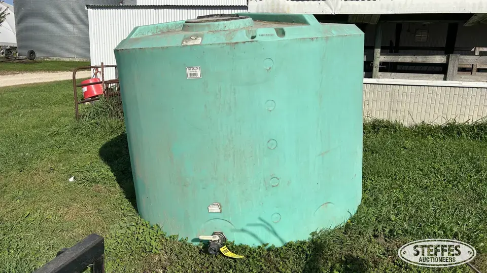 1,500 gal. poly tank