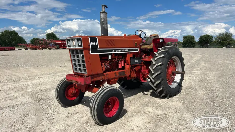 1976 International 1066 2WD Tractor