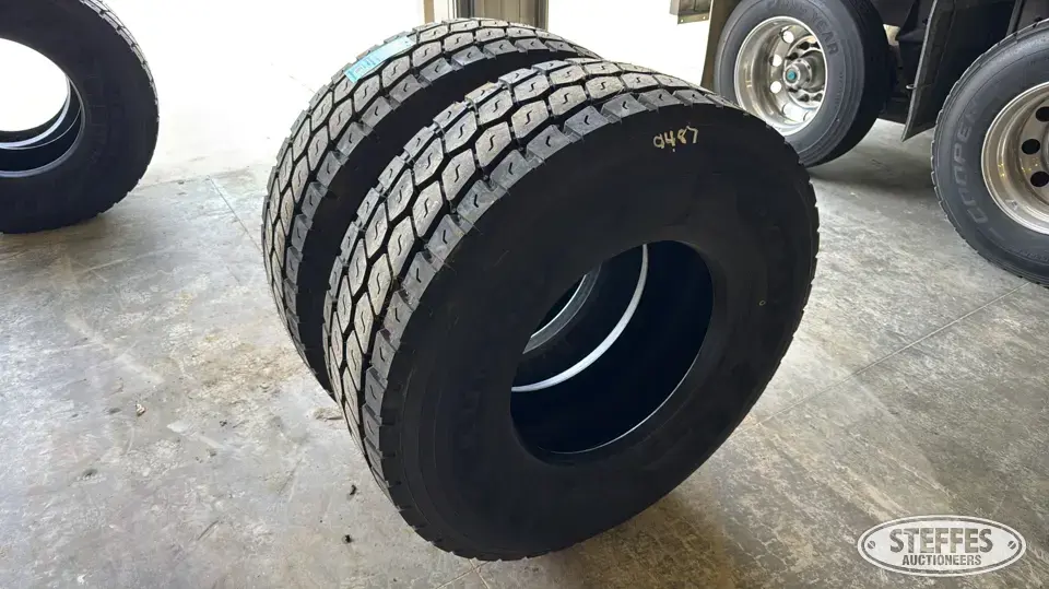 (2) Kumho KMA12 425/65R22.5 Truck Tire