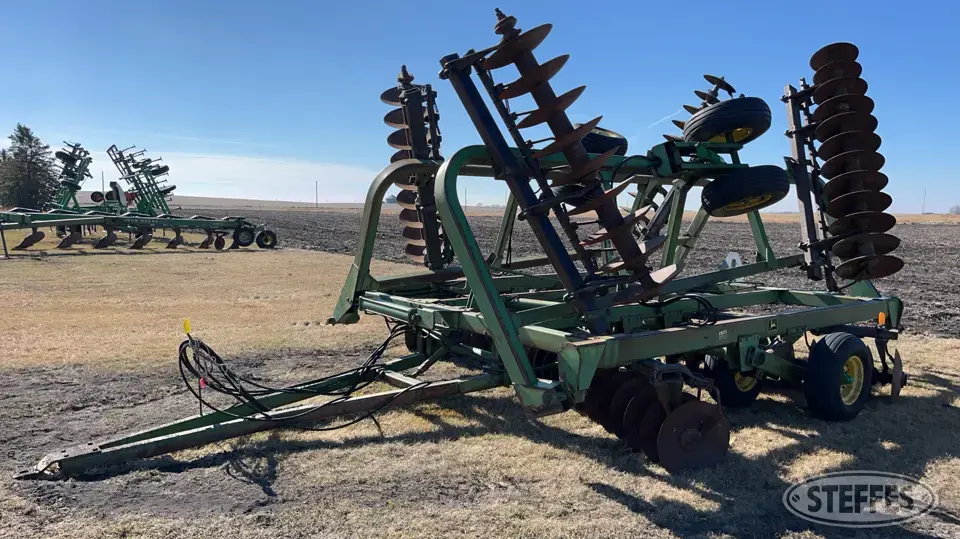 John Deere 335 Disc