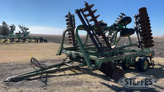John Deere 335