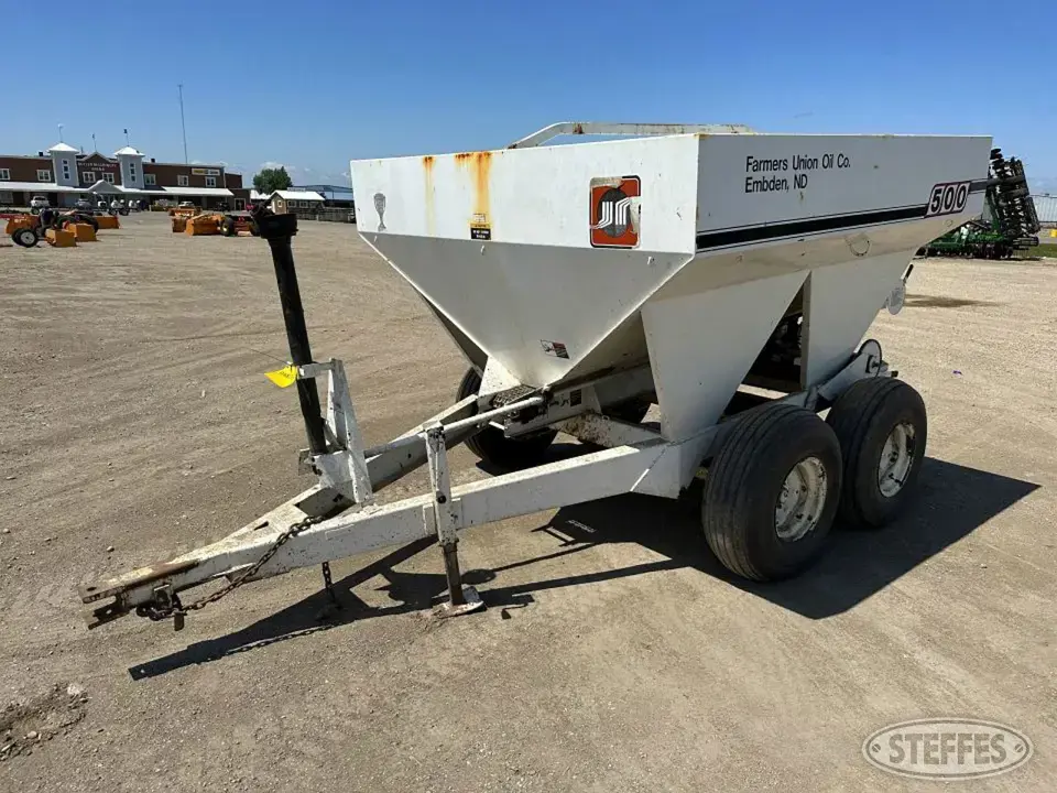 Willmar 500 Pull-Type Dry Spreader