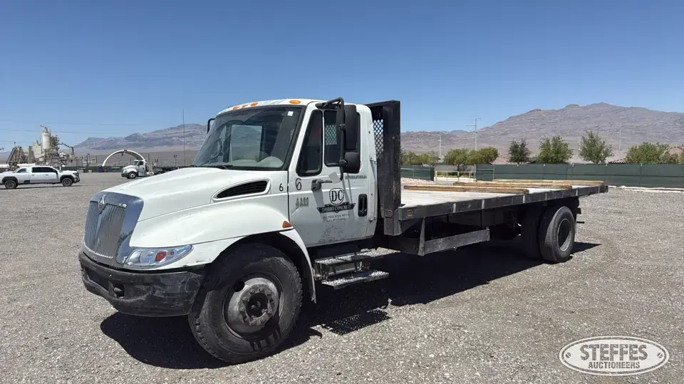 2002 International 4300 SBA Flatbed Truck