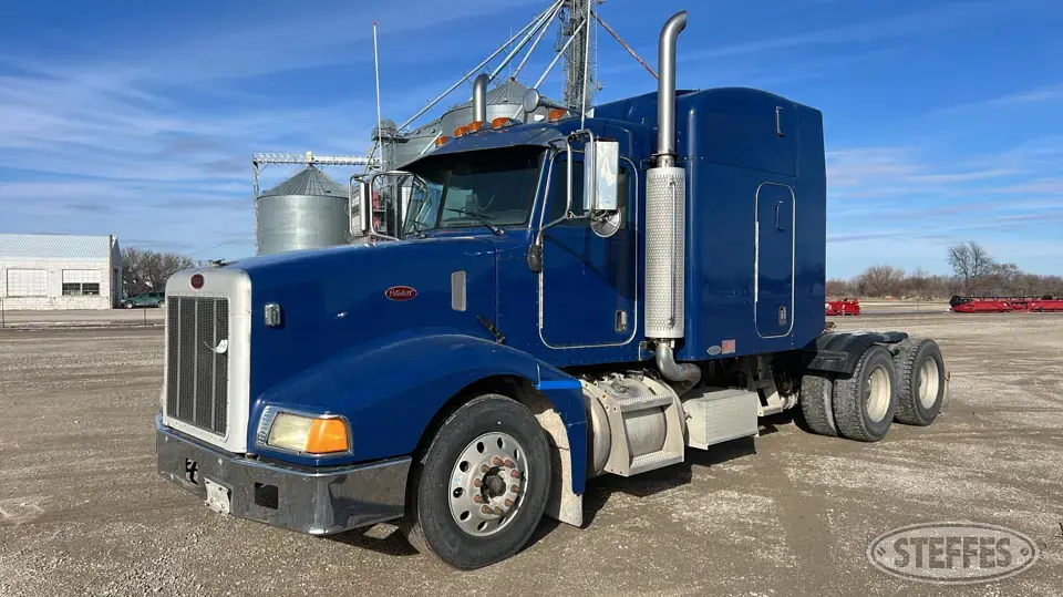 2005 Peterbilt 385 Conventional Truck with Sleeper