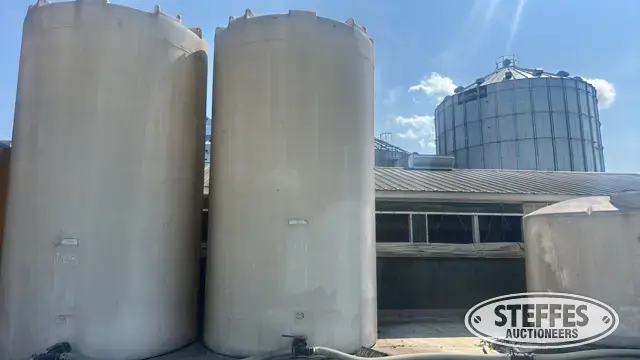 5,500 gal. vertical poly tank
