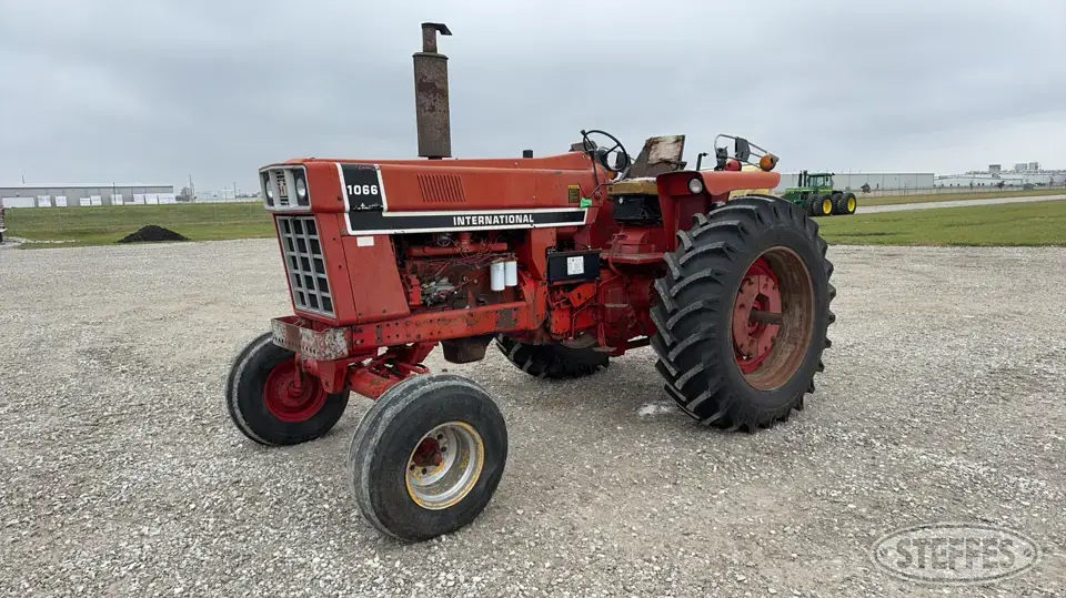1976 International 1066 2WD Tractor