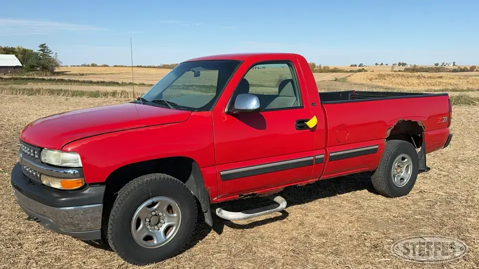 2000 Chevrolet Silverado 1500 LS Half Ton Pickup