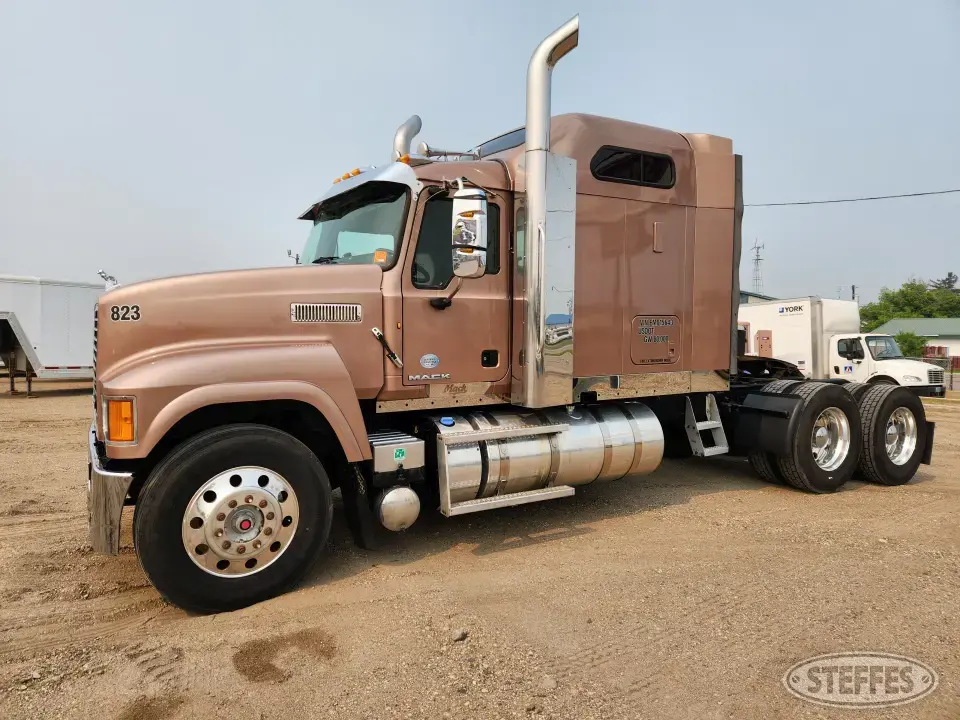 2014 Mack CHU613 Conventional Truck with Sleeper