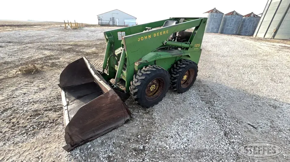 John Deere 125 Wheeled Skid Steer