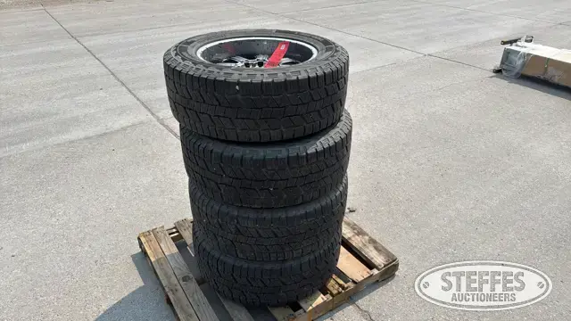 (4) LT305/55R20 tires
