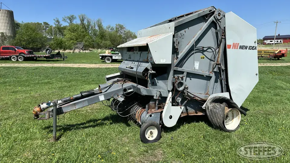 New Idea 485 Round Baler