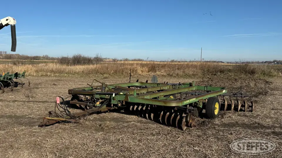 John Deere 235 Disc