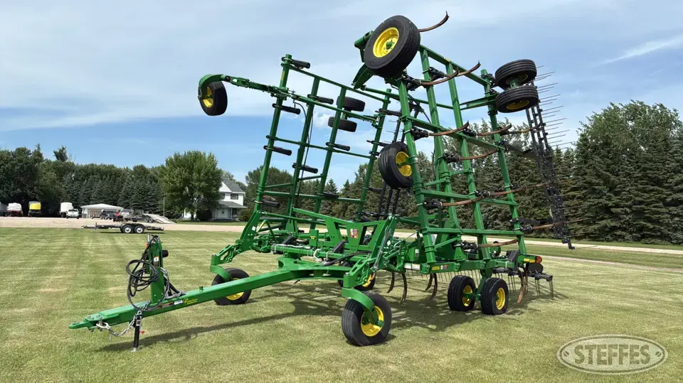 2022 John Deere 2430 Chisel Plow