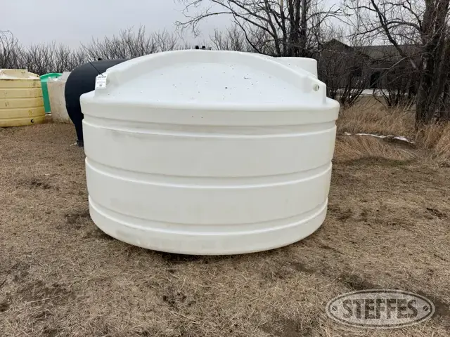 2,000 gal. poly tank