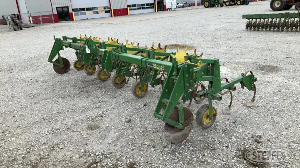 John Deere 825 Row Crop Cultivator