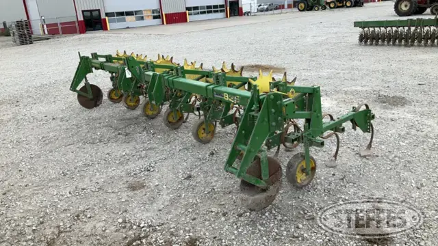 John Deere 825