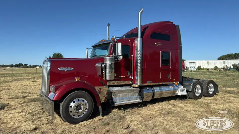 2022 Kenworth W900L Conventional Truck with Sleeper