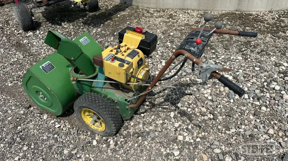 John Deere 726 Self-Propelled Snowblower
