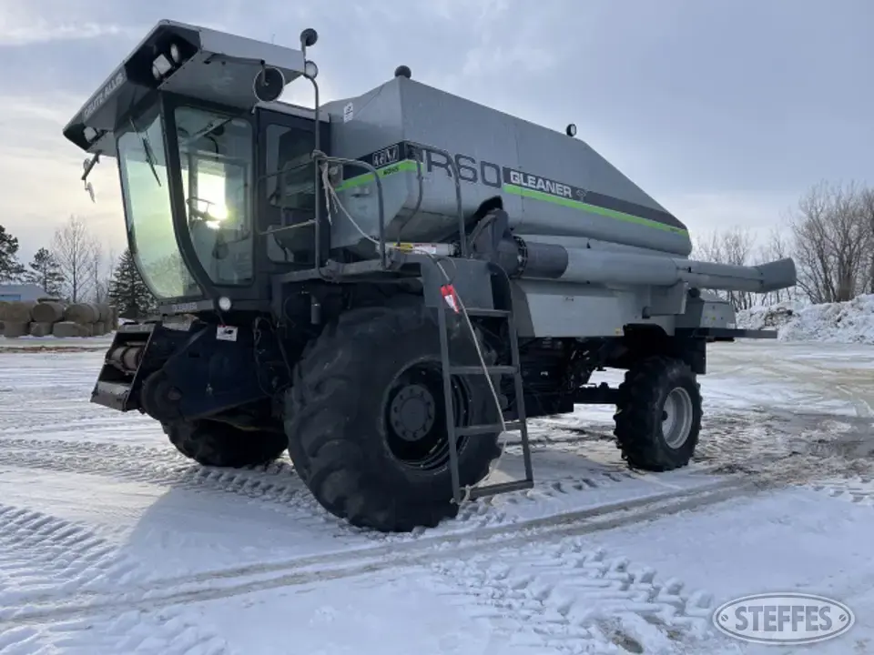 1990 Gleaner R60 Combine