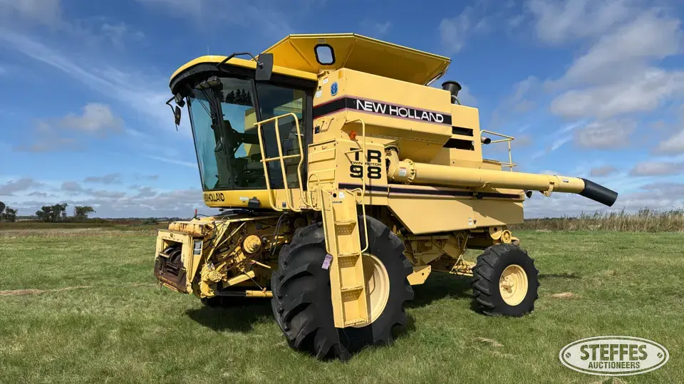 1997 New Holland TR98 Combine