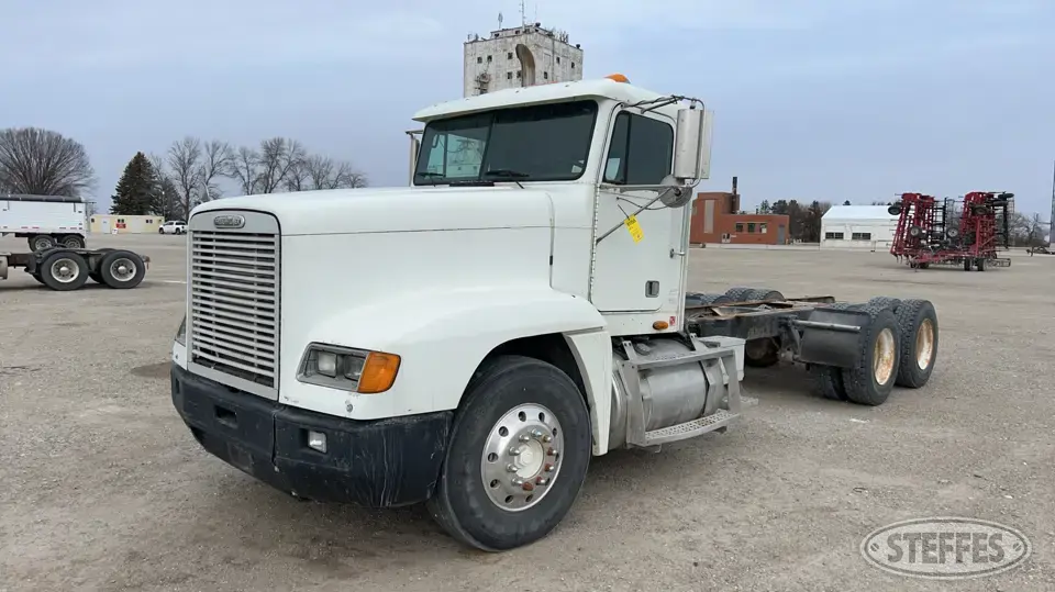 2000 Freightliner FLD120 Tandem Boxed Truck