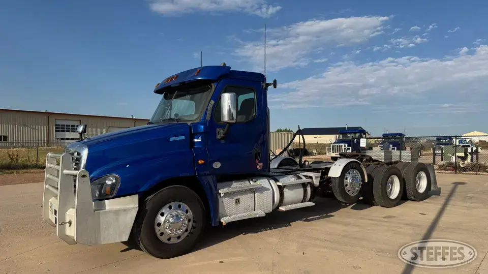2019 Freightliner CA125DC Conventional Truck without Sleeper
