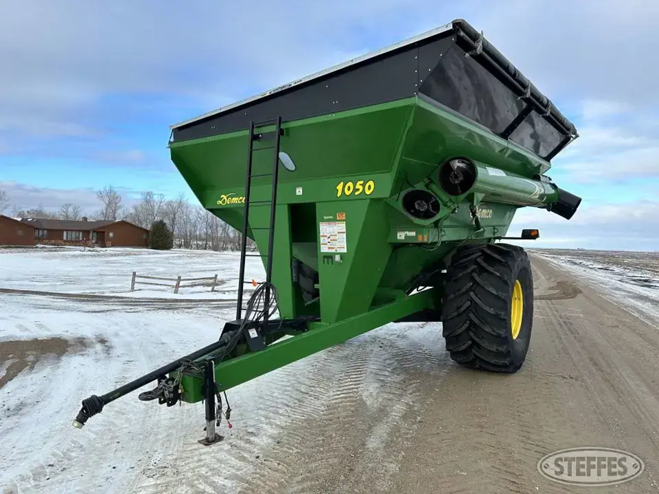 2010 Demco 1050 Grain Cart