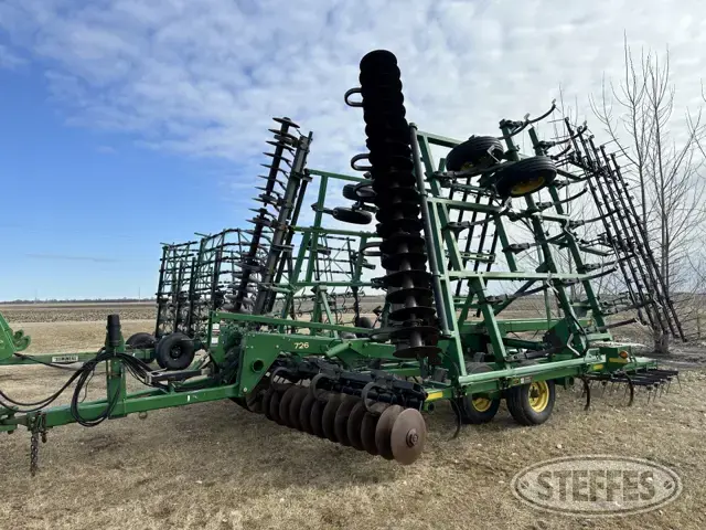 John Deere 726