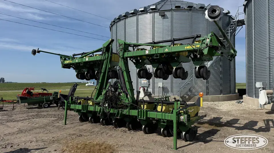 2001 John Deere 1720 12 or More Row Planter