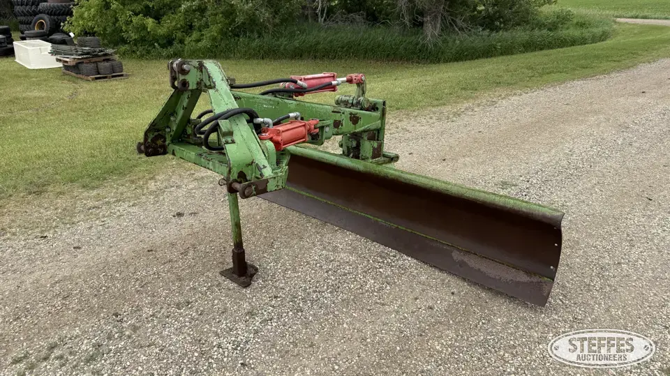John Deere 115 Straight Blade