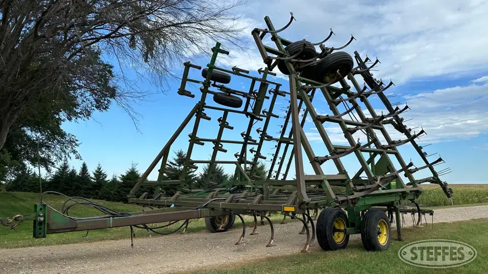 John Deere 960 Field Cultivator