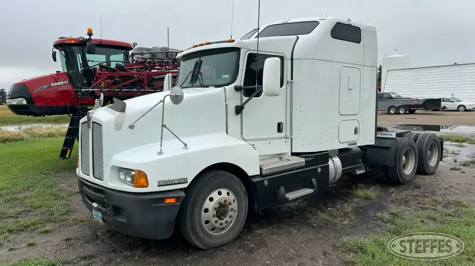 2007 Kenworth T600 Conventional Truck with Sleeper