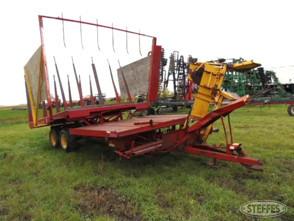 New Holland Hayliner 1033 Bale Handling