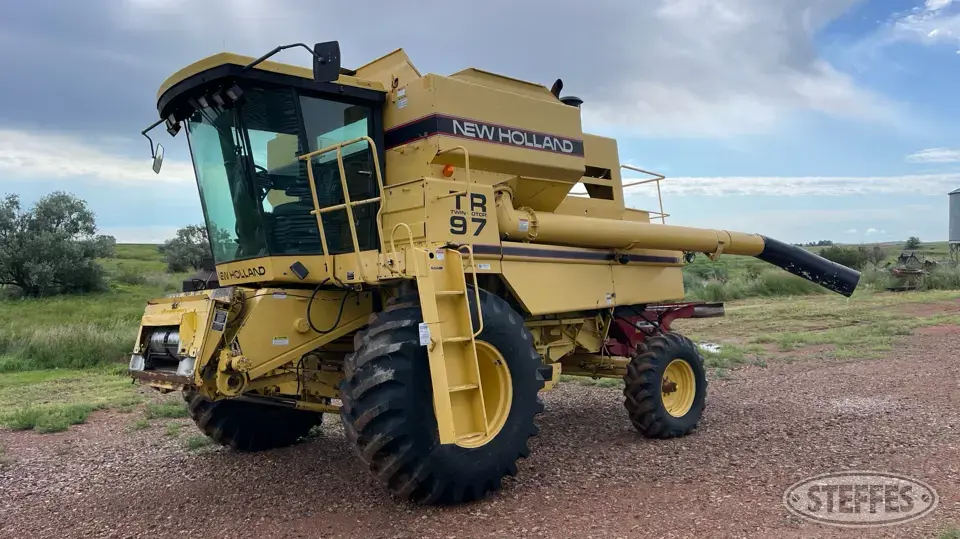 1995 New Holland TR97 Combine