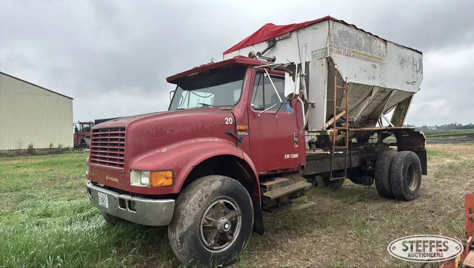 1990 International 4900 Conventional Truck without Sleeper