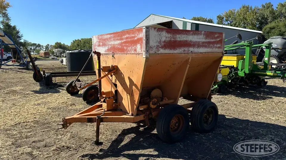 Willmar Pull-Type Dry Spreader