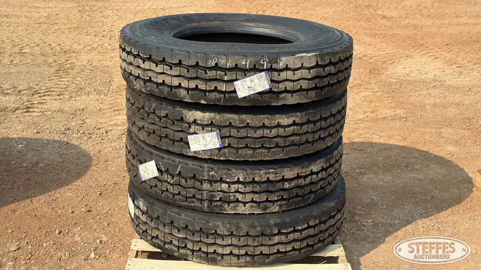 (4) 11R24.5 tires Truck Tire
