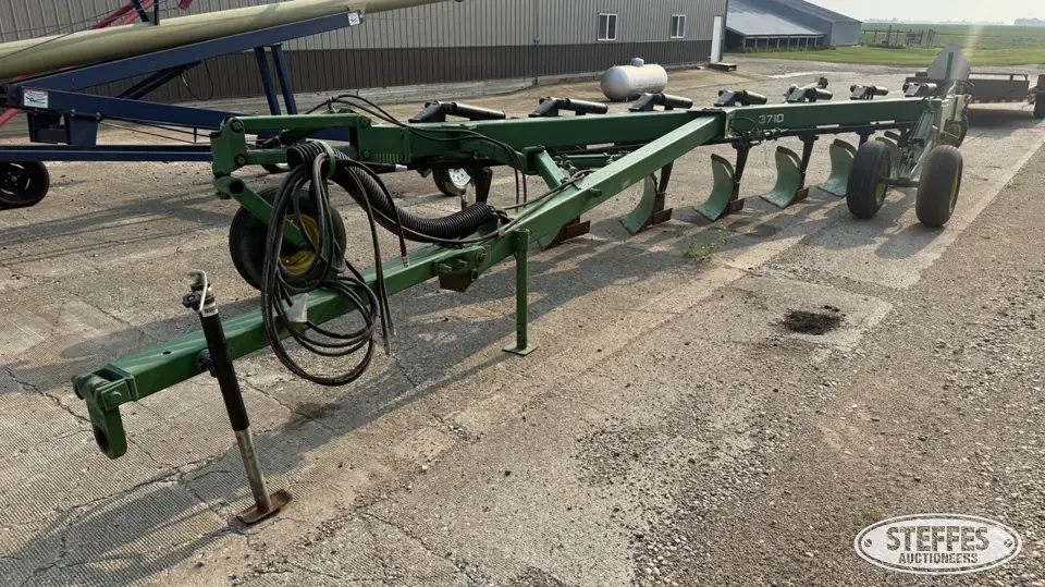 1998 John Deere 3710 Plow