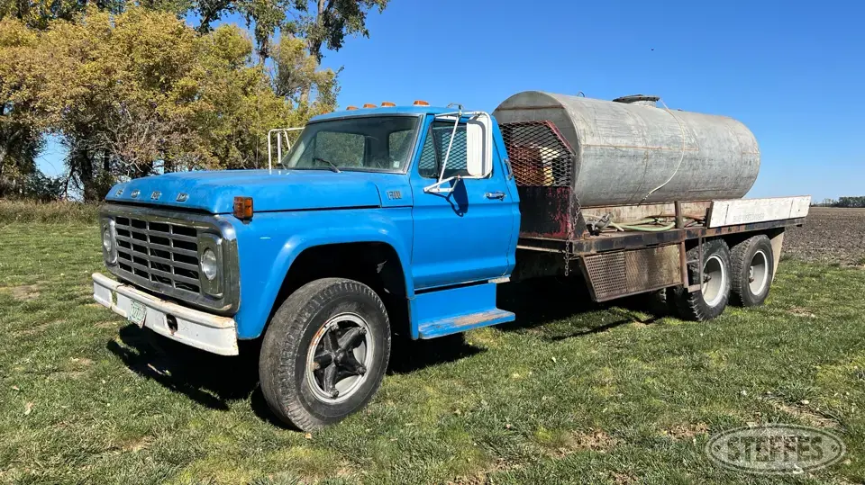 1977 Ford F700 Flatbed Truck