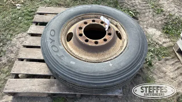 Toyo 285/75R24.5 tire