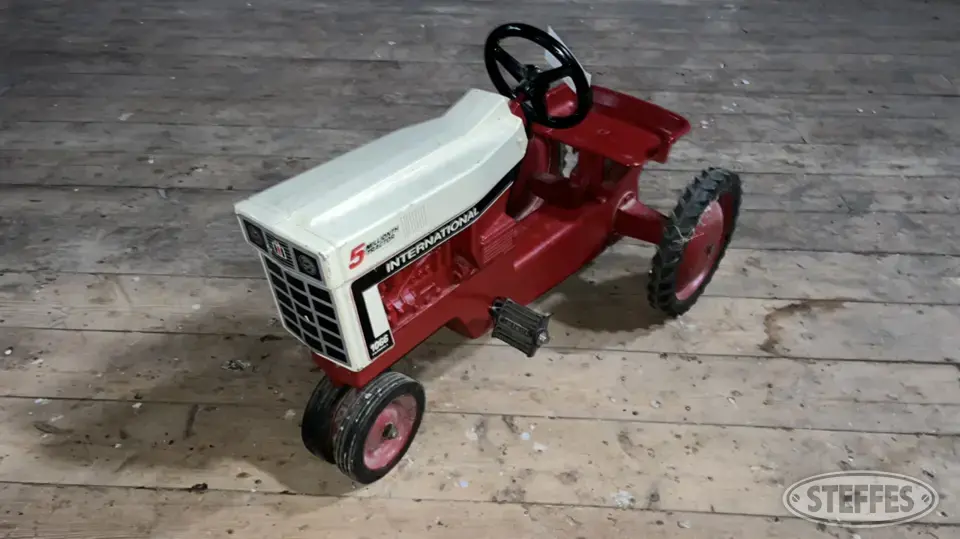 International 1066 Farm Support Item