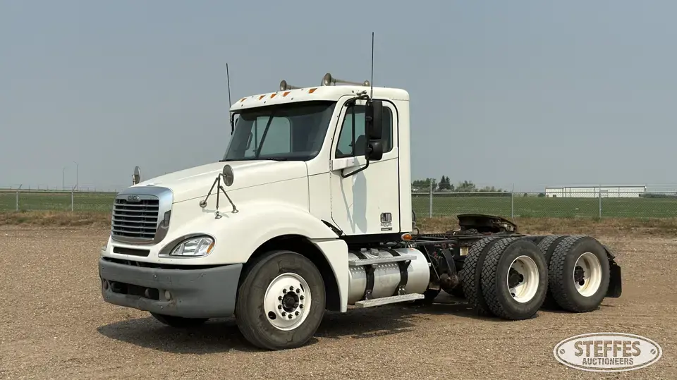 2006 Freightliner Columbia 120 Conventional Truck without Sleeper